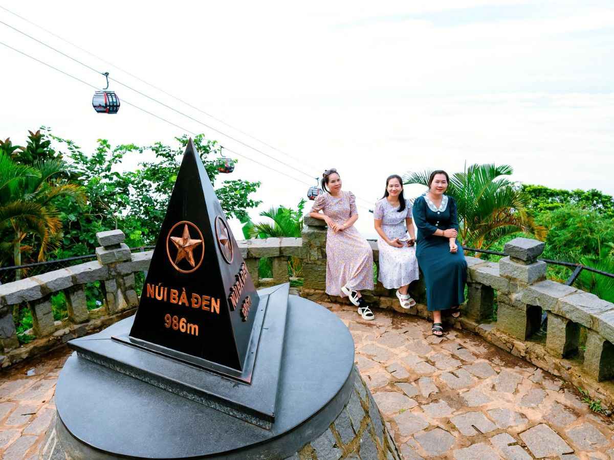 Du khách check-in cột mốc 986 m trên đỉnh Núi Bà Đen.
