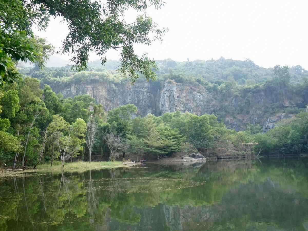 Hồ nước và vách đá xanh mát tại Ma Thiên Lãnh Tây Ninh.