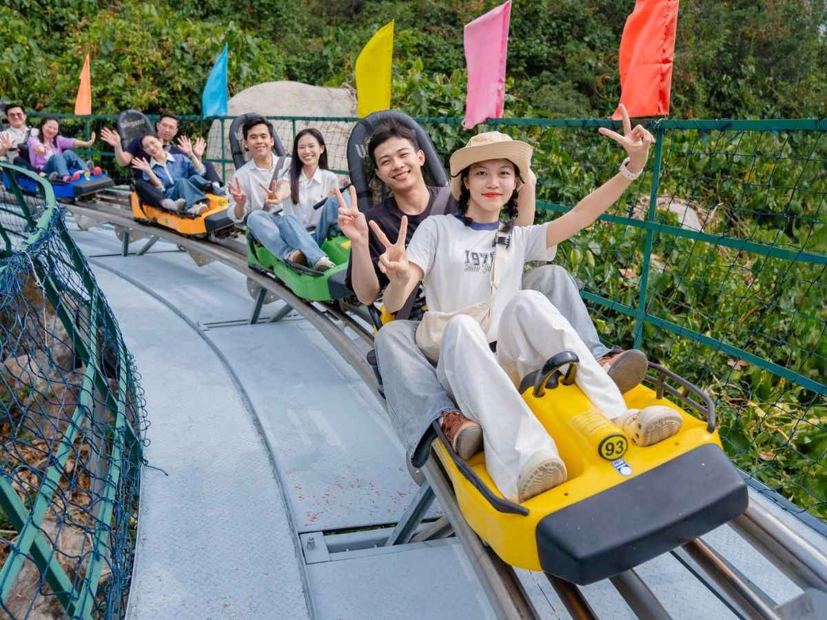 Du khách mặc trang phục gọn nhẹ khi trải nghiệm xe trượt núi.