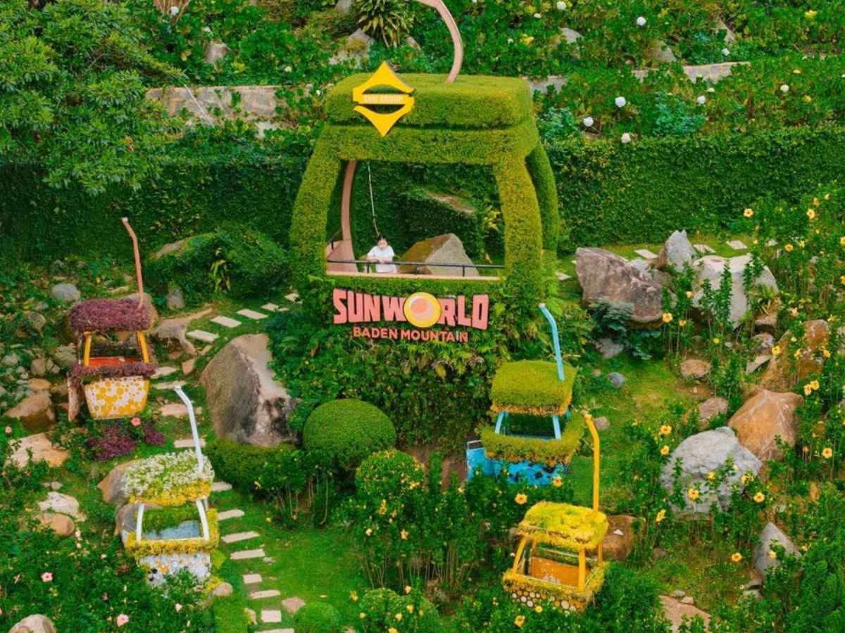 Tiểu cảnh cáp treo xanh mát tại Sun World Ba Den Mountain.