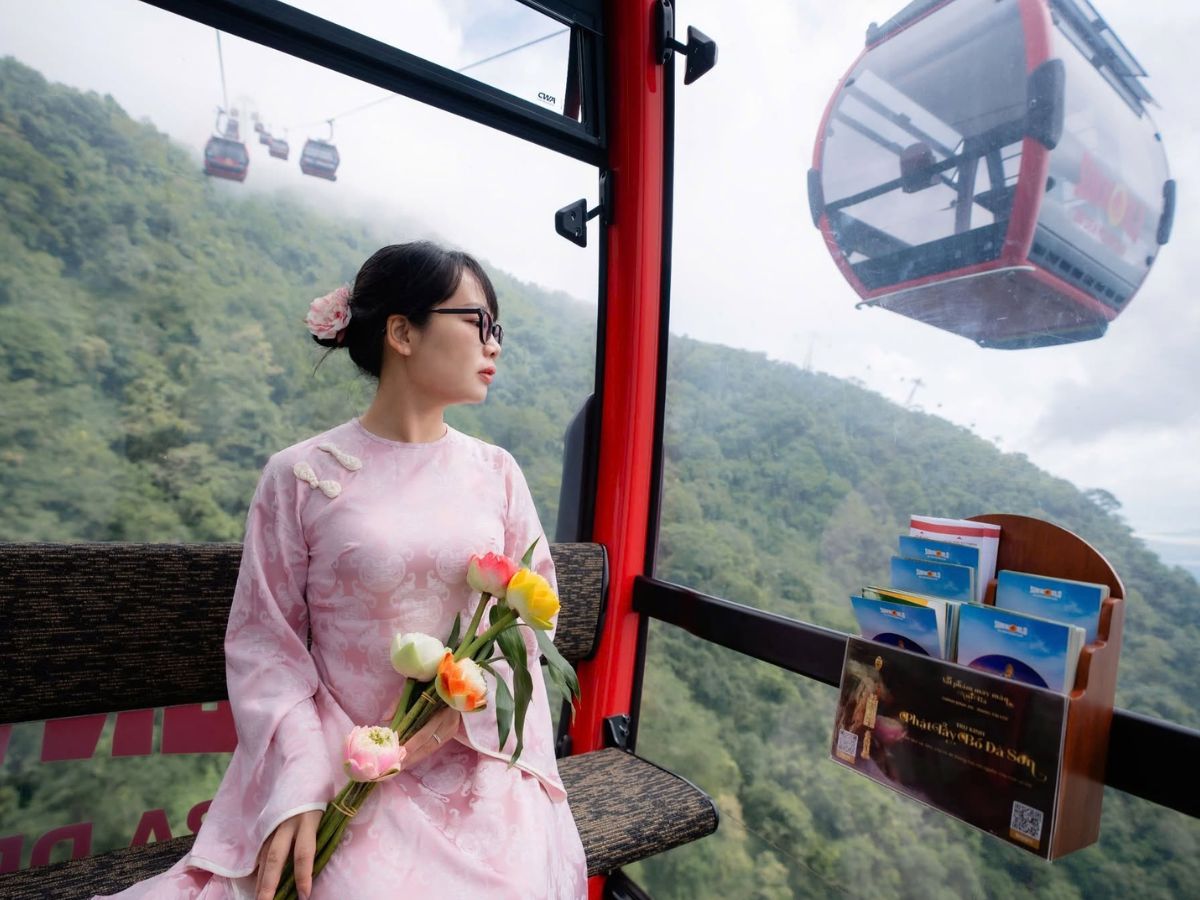 Du khách ngắm cảnh núi rừng từ cabin cáp treo Núi Bà Đen.