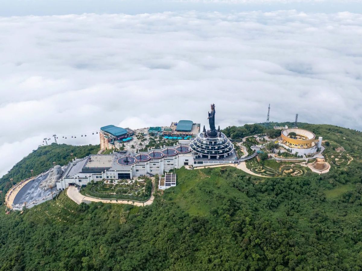 Toàn cảnh đỉnh Núi Bà Đen giữa biển mây buổi sáng.
