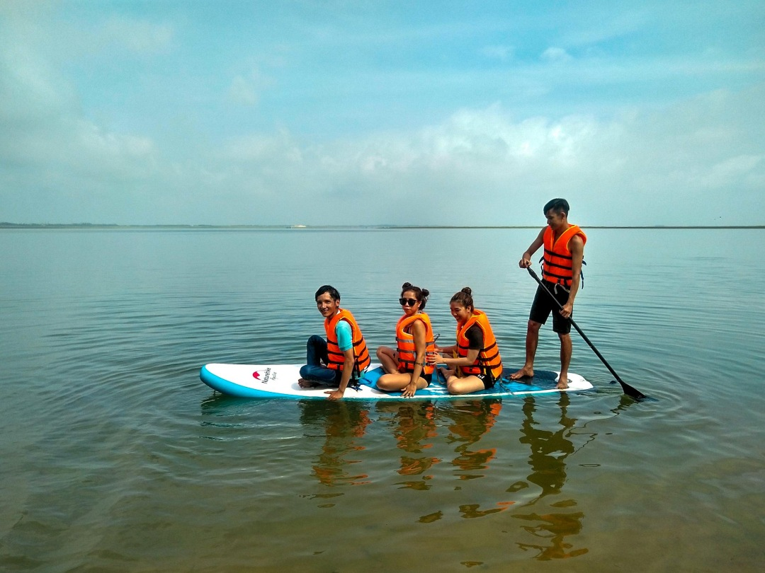 Du khách check in cùng ván SUP giữa hồ