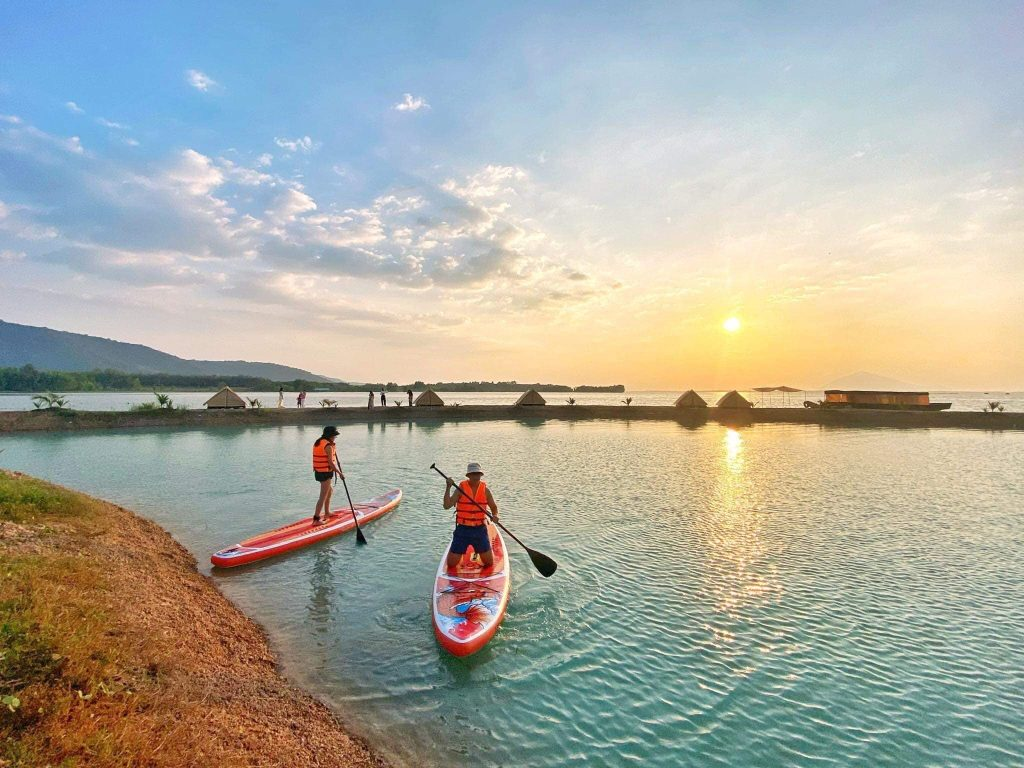 Du khách thích thú chèo SUP giữa thiên nhiên hồ Dầu Tiếng rộng lớn