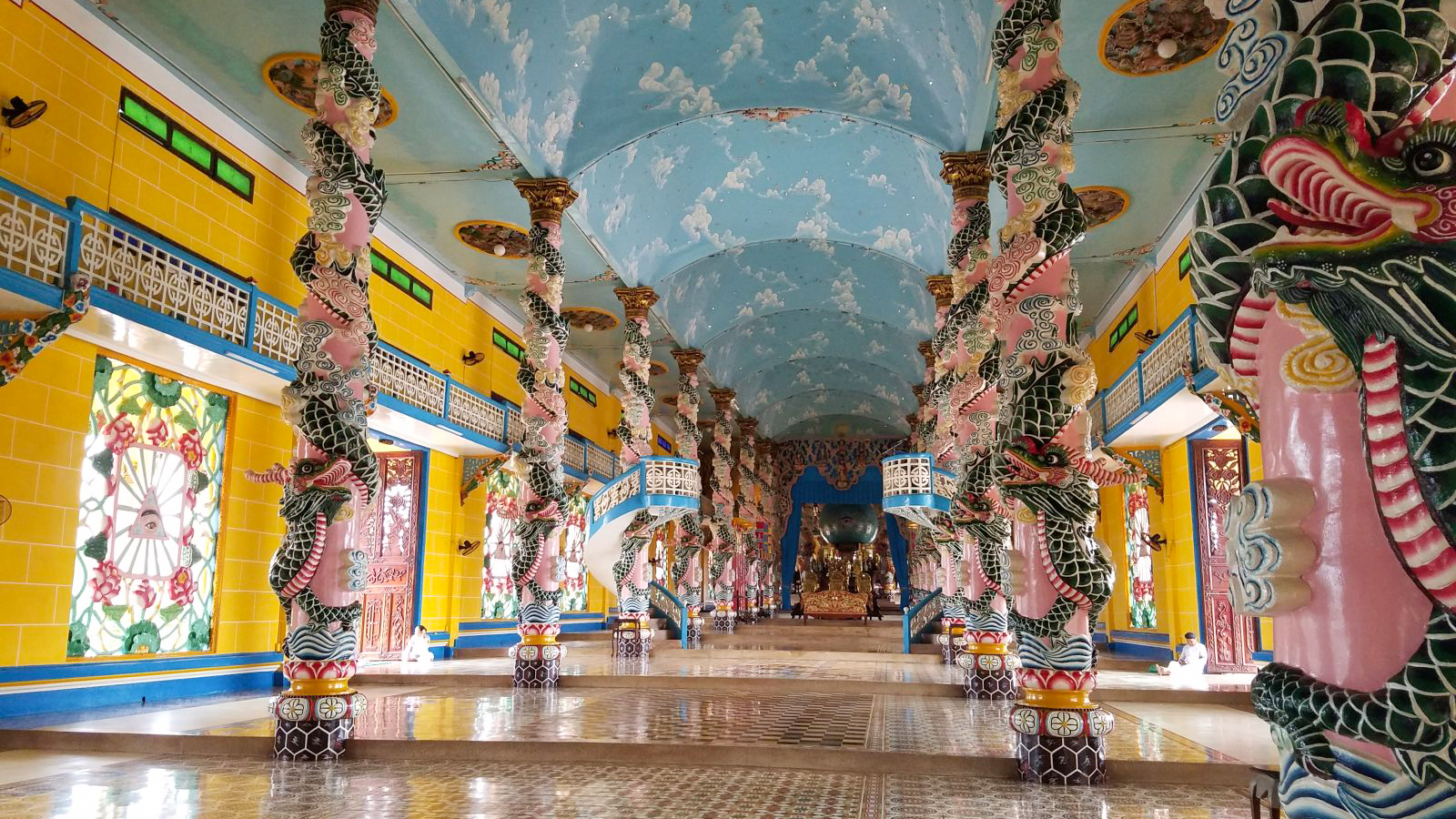 Không gian chính điện bên trong