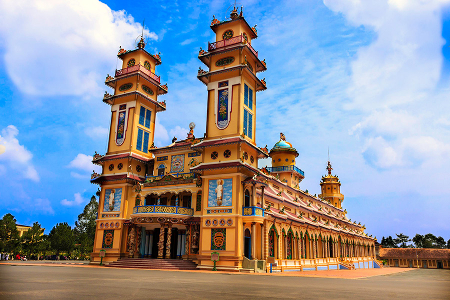 Cận cảnh mặt tiền của Tòa Thánh Cao Đài