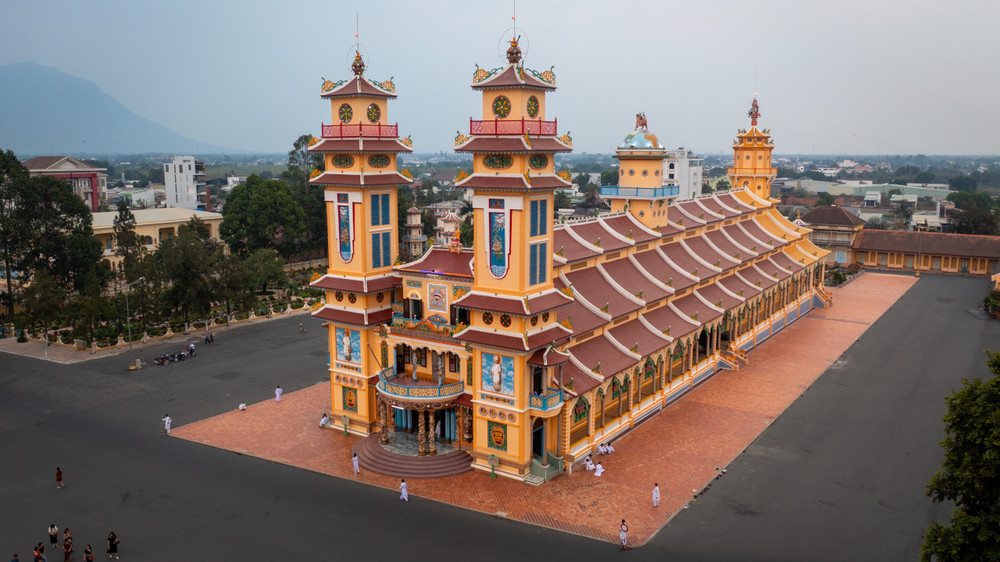 Tòa Thánh Cao Đài nhìn từ bên ngoài