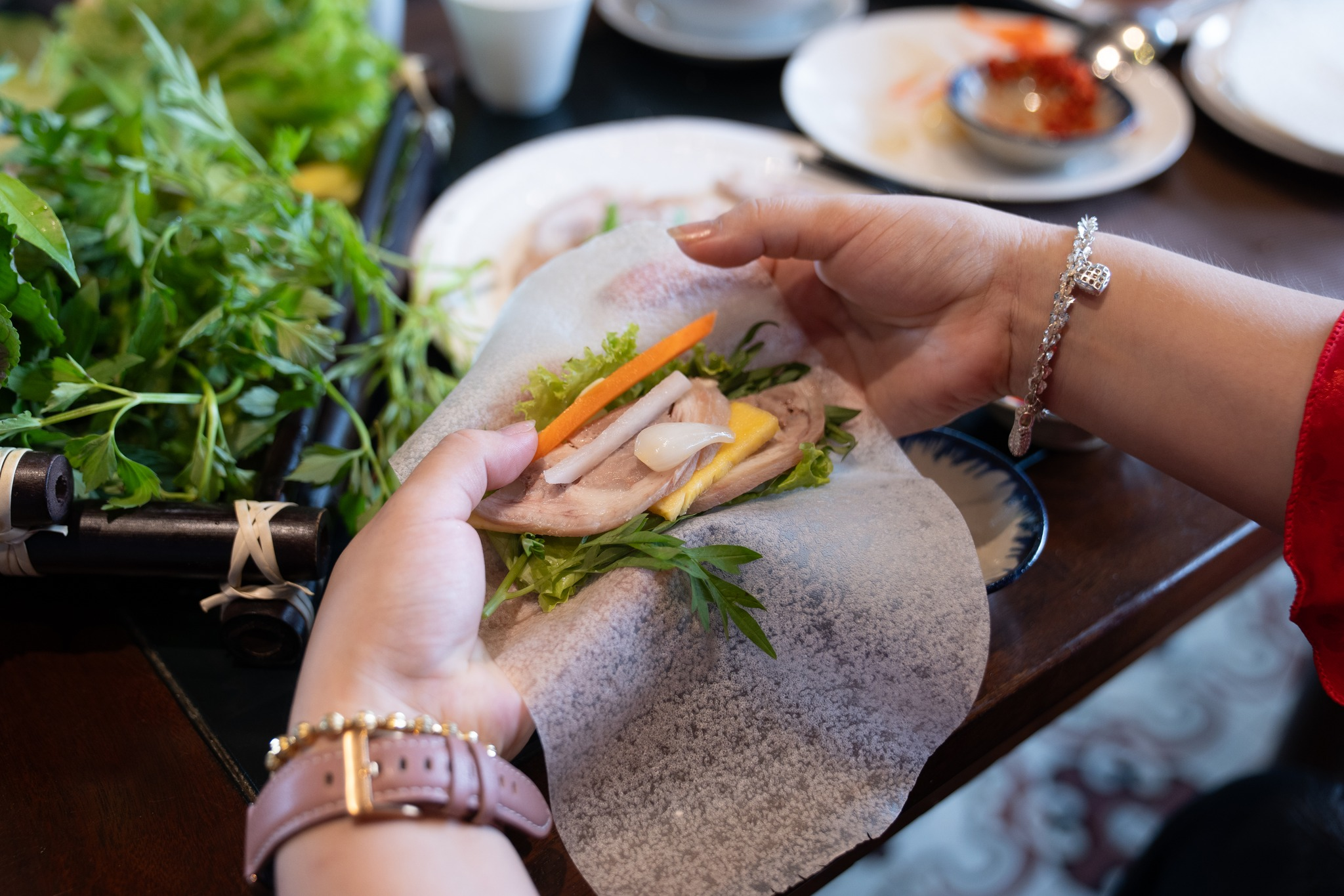 Bánh tráng phơi sương cuốn thịt là món ăn đặc trưng của ẩm thực Tây Ninh ngày hè nóng