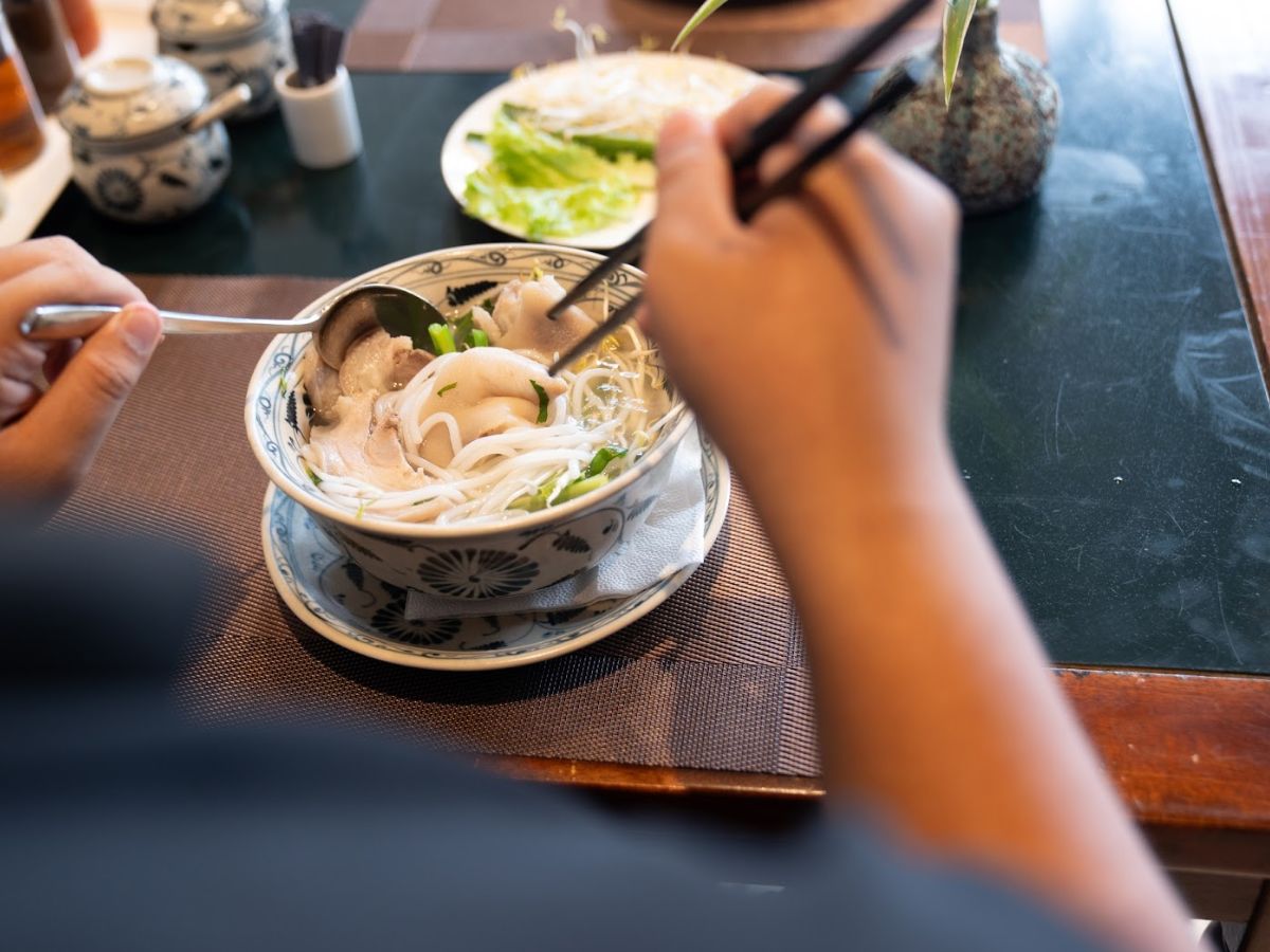Tô bánh canh Trảng Bàng nóng hổi trong bữa sáng ở Tây Ninh.
