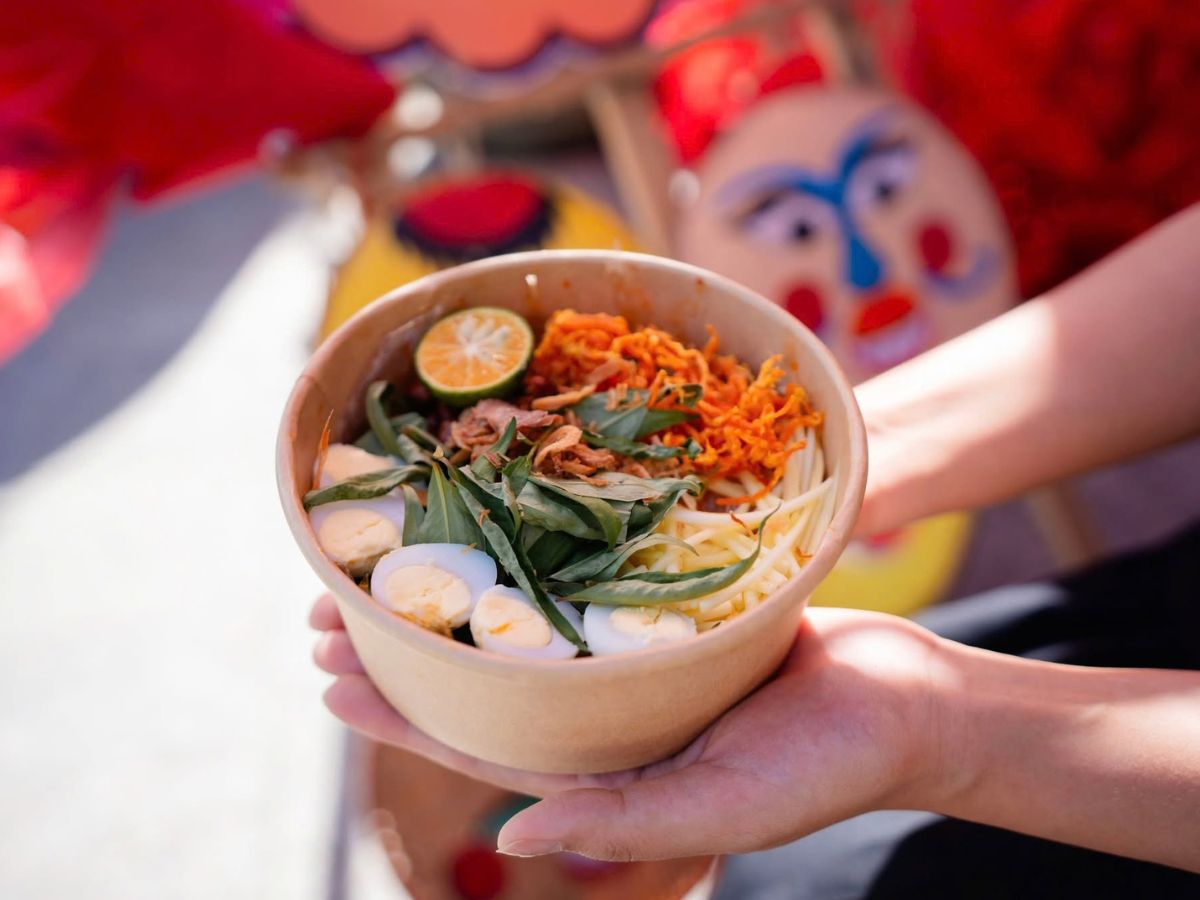 Bánh tráng trộn Tây Ninh với rau răm, trứng và muối tôm.