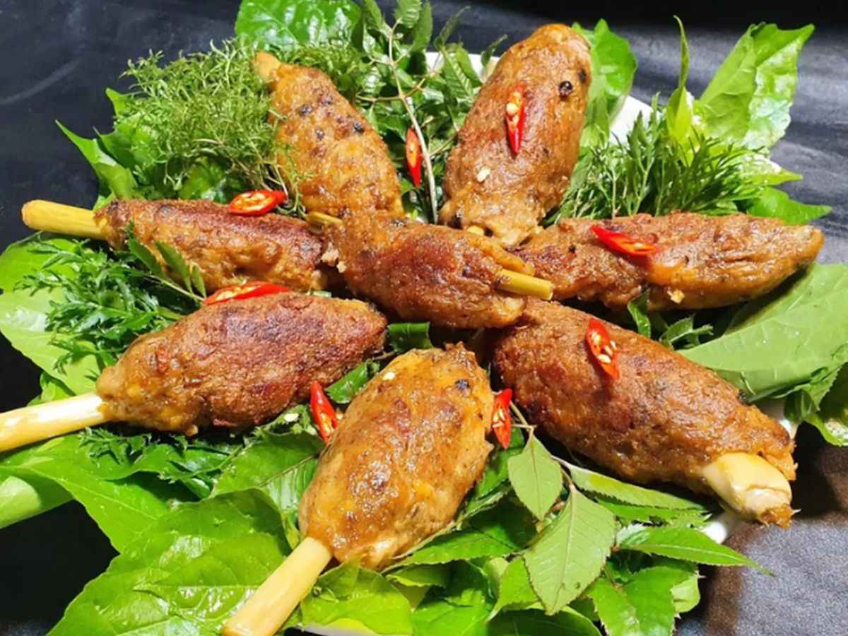Bê nướng lụi sả Tây Ninh ăn kèm rau rừng xanh mát