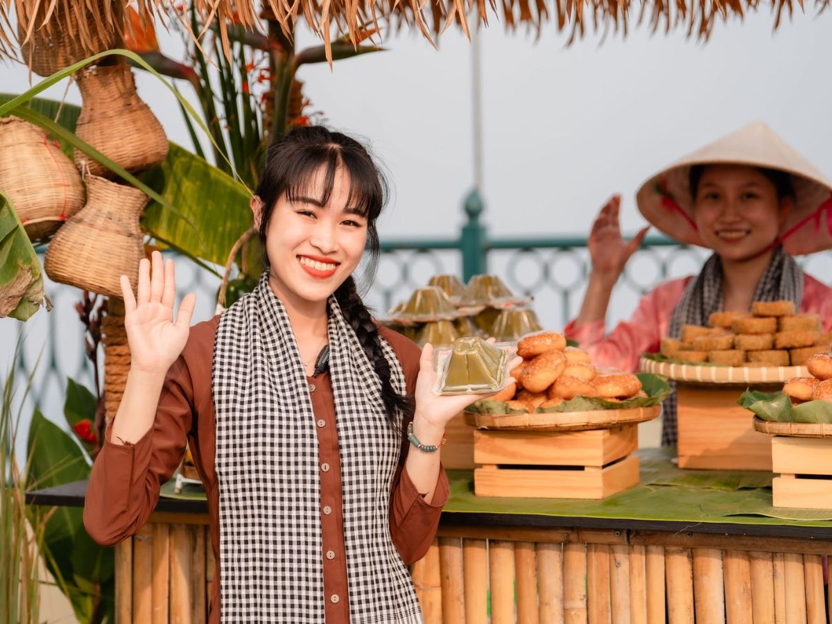 Du khách thưởng thức chè và bánh dân gian tại gian hàng Tây Ninh.