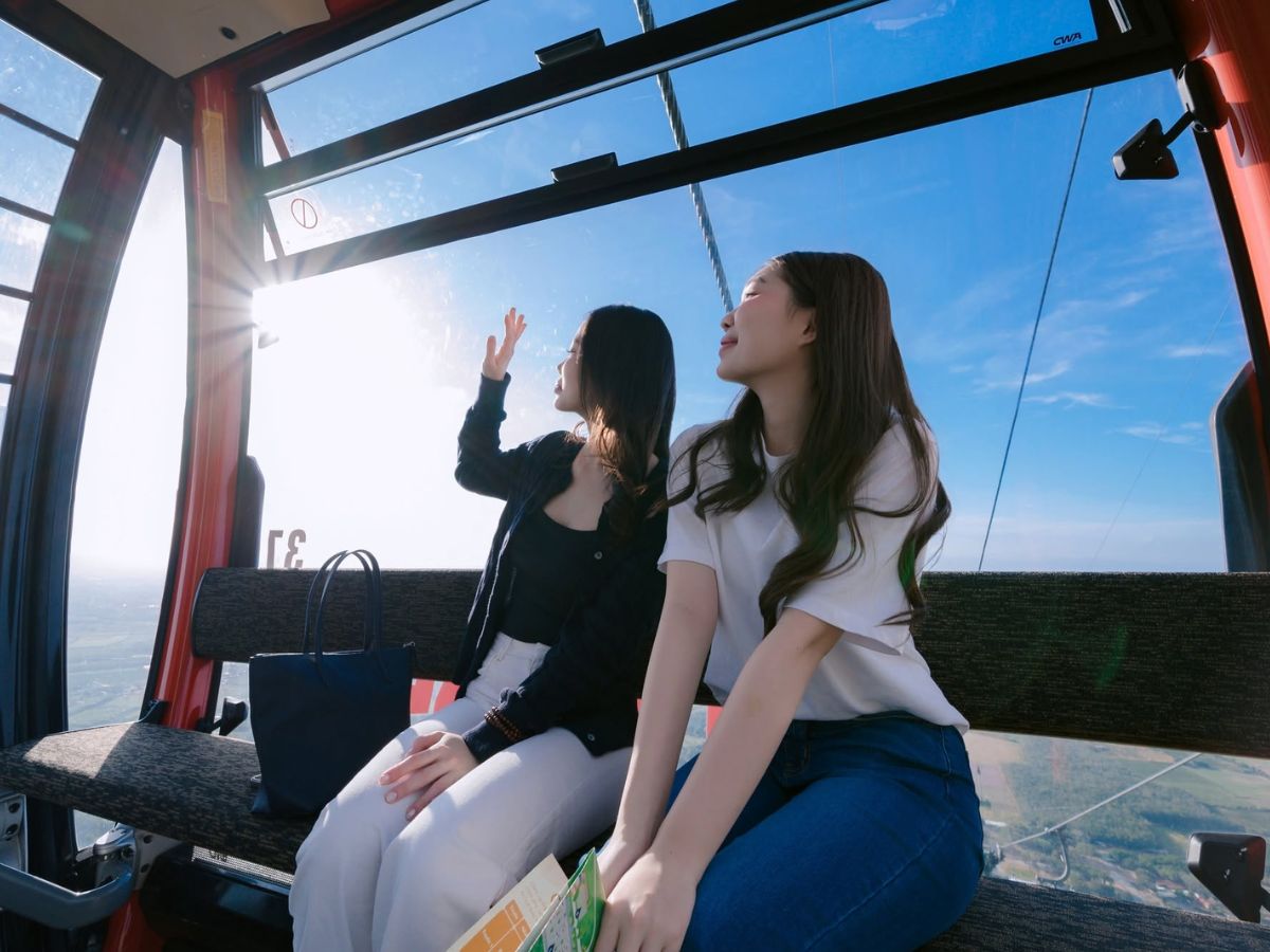 Du khách ngắm cảnh Tây Ninh từ cabin cáp treo Núi Bà Đen.