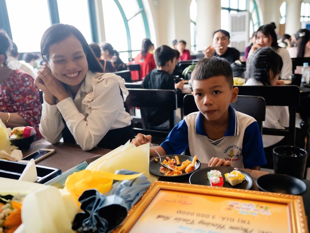 Bé dùng bữa cùng gia đình tại nhà hàng trên đỉnh Núi Bà Đen.