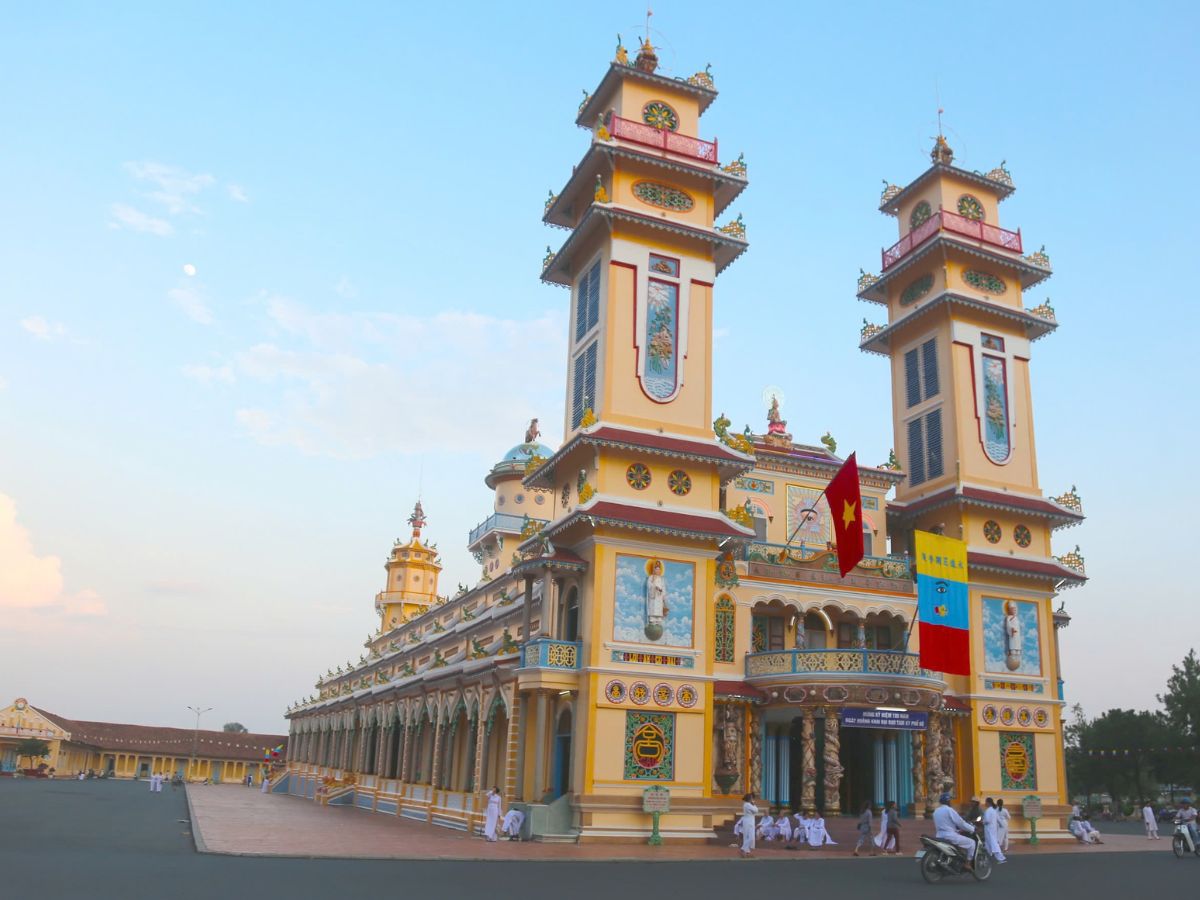 Tòa Thánh Cao Đài Tây Ninh trong buổi chiều yên tĩnh.