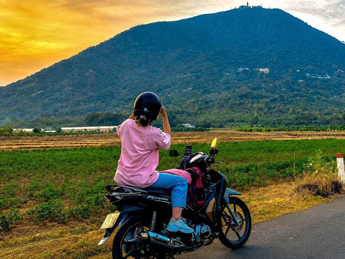 Trải nghiệm phượt xe máy ngắm Núi Bà Đen trong chiều hoàng hôn Tây Ninh.