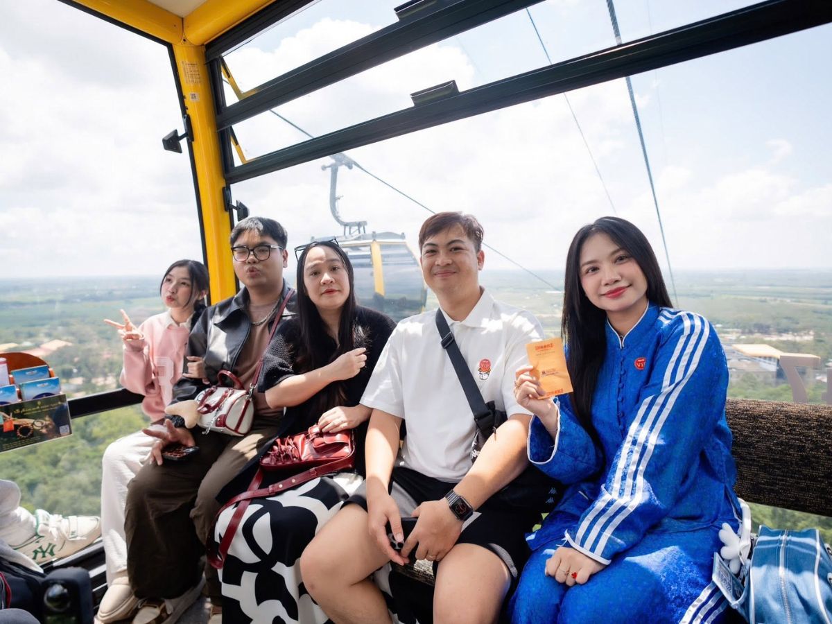 Nhóm bạn trẻ ngắm cảnh Tây Ninh từ cabin cáp treo Núi Bà Đen.
