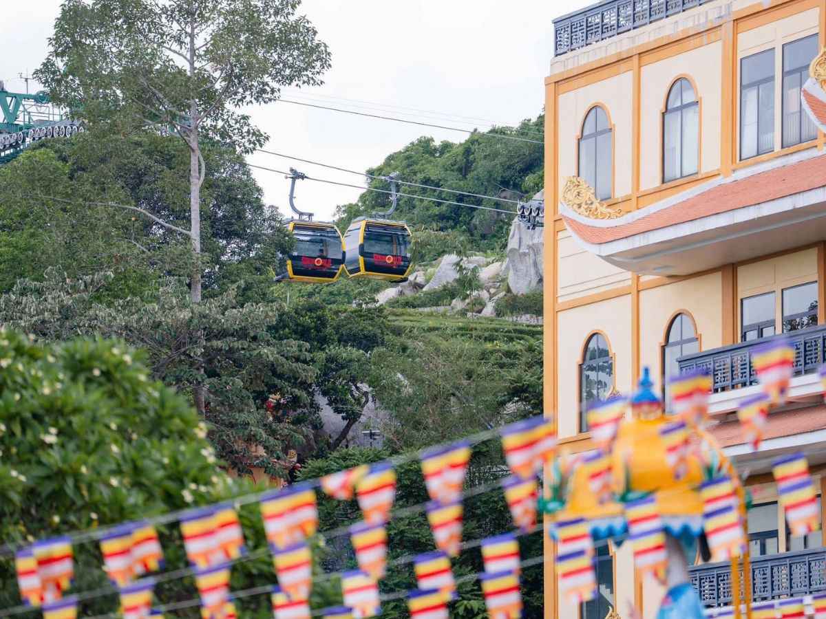 Tuyến cáp Chùa Hang đưa khách đến khu chùa Bà trên Núi Bà Đen.