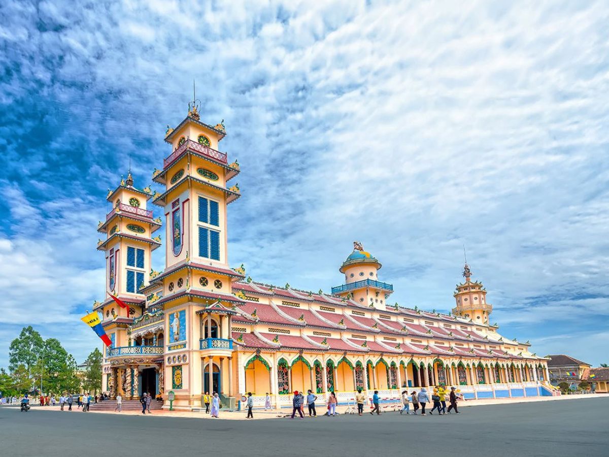 Tòa Thánh Cao Đài Tây Ninh nổi bật dưới nền trời xanh rộng.
