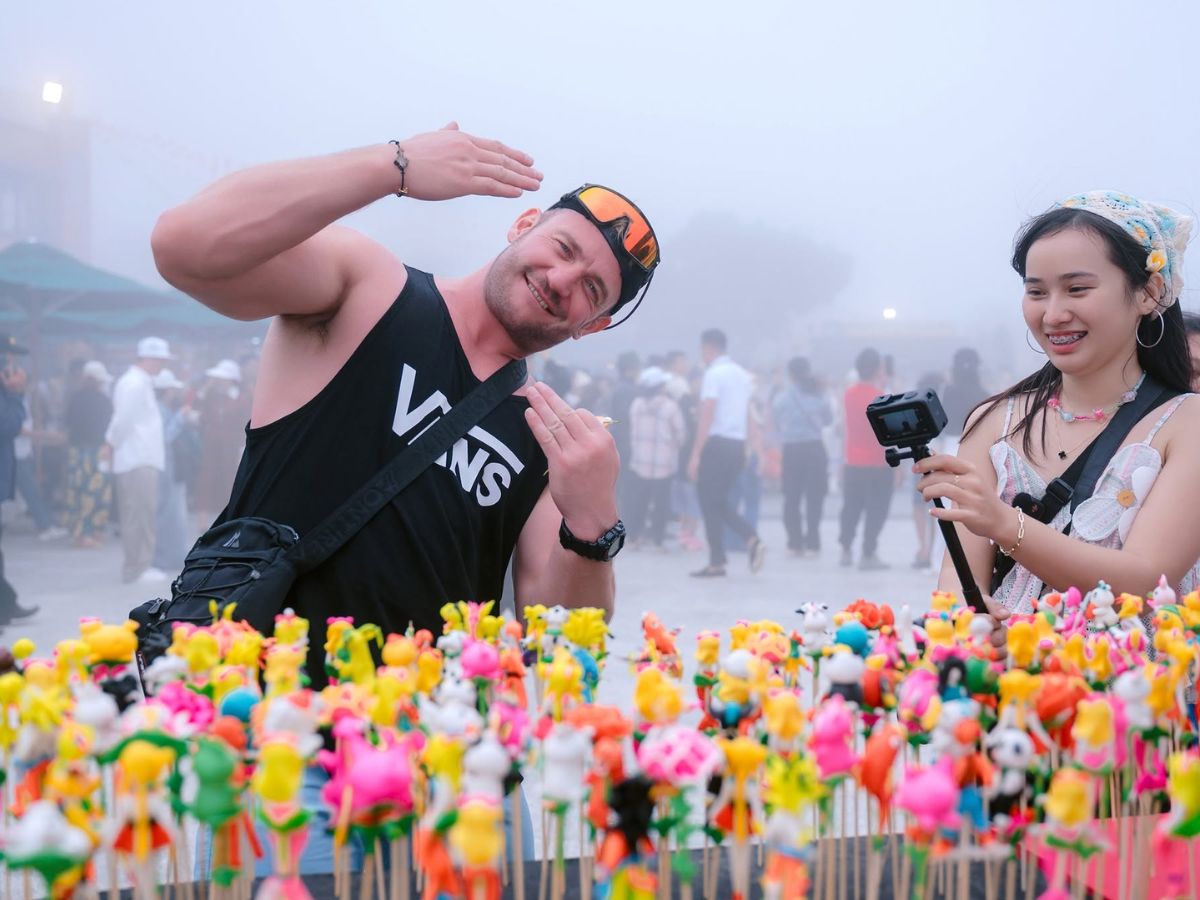 Du khách xem đồ lưu niệm trong sương mù trên đỉnh Núi Bà Đen.