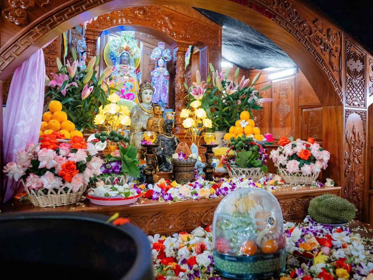 Không gian thờ tự trang nghiêm tại Điện Bà Linh Sơn Thánh Mẫu.