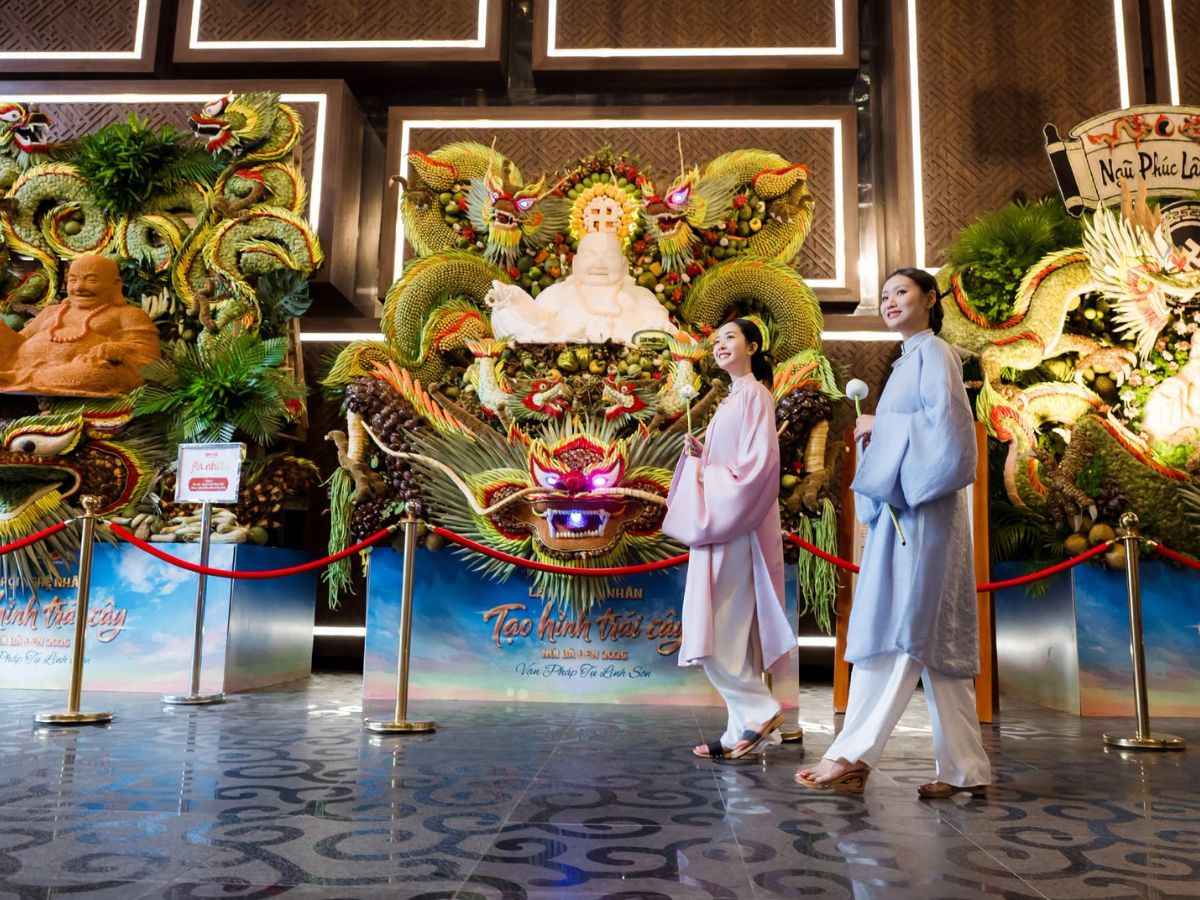 Du khách tham quan tác phẩm tạo hình trái cây tại Núi Bà Đen.