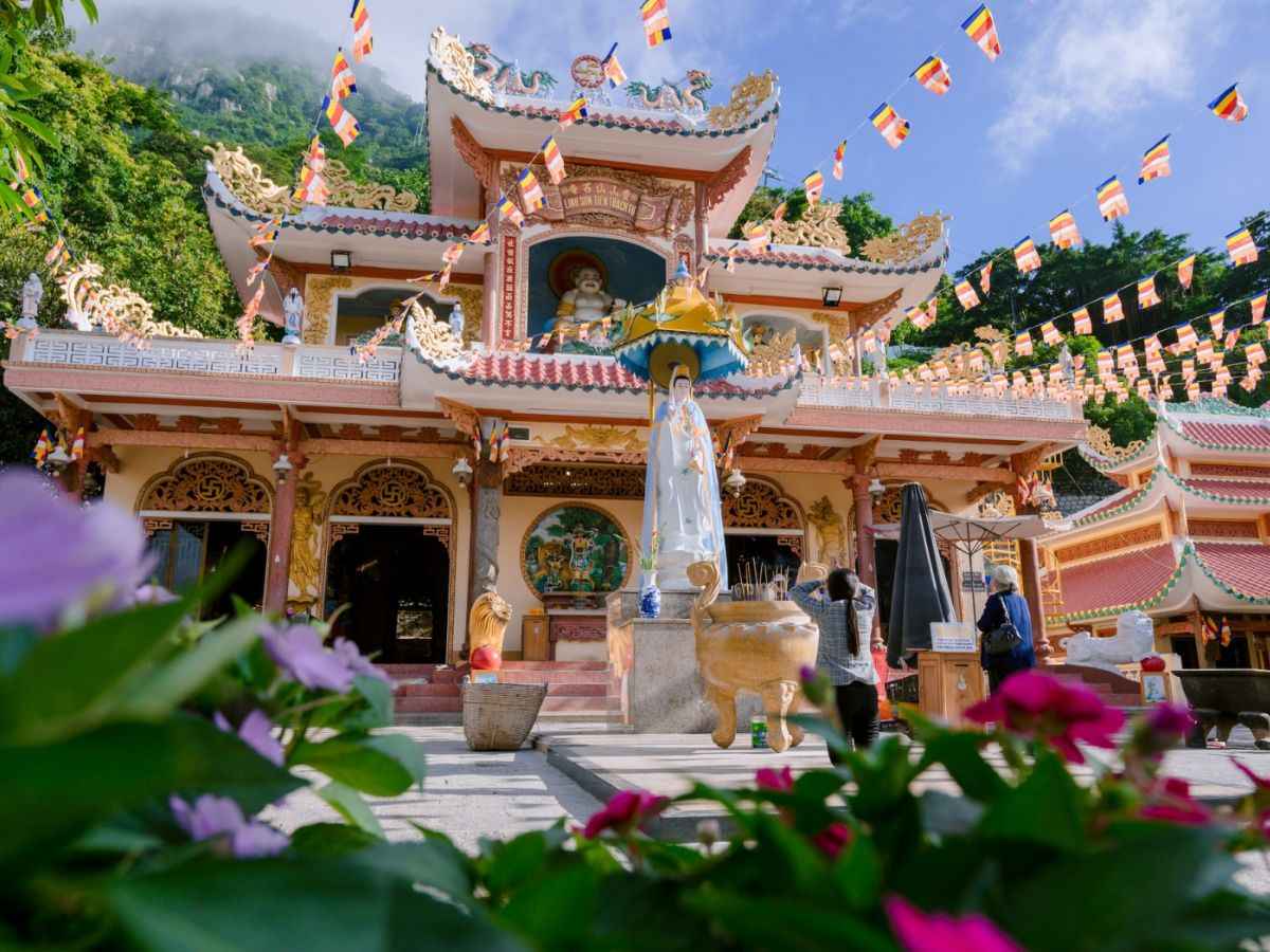 Linh Sơn Tiên Thạch Tự rực rỡ cờ hoa giữa lưng chừng Núi Bà Đen