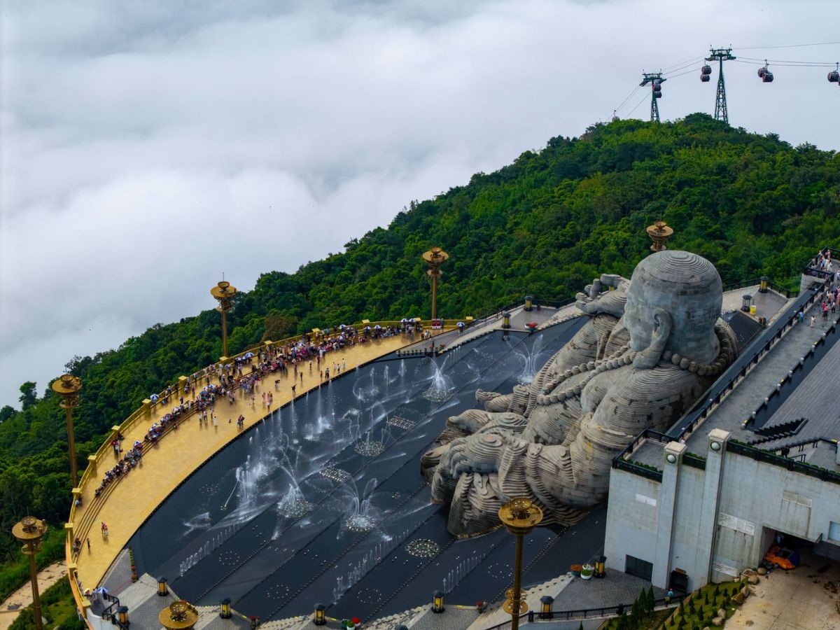 Tượng Phật Di Lặc trên đỉnh Núi Bà Đen giữa mây núi.