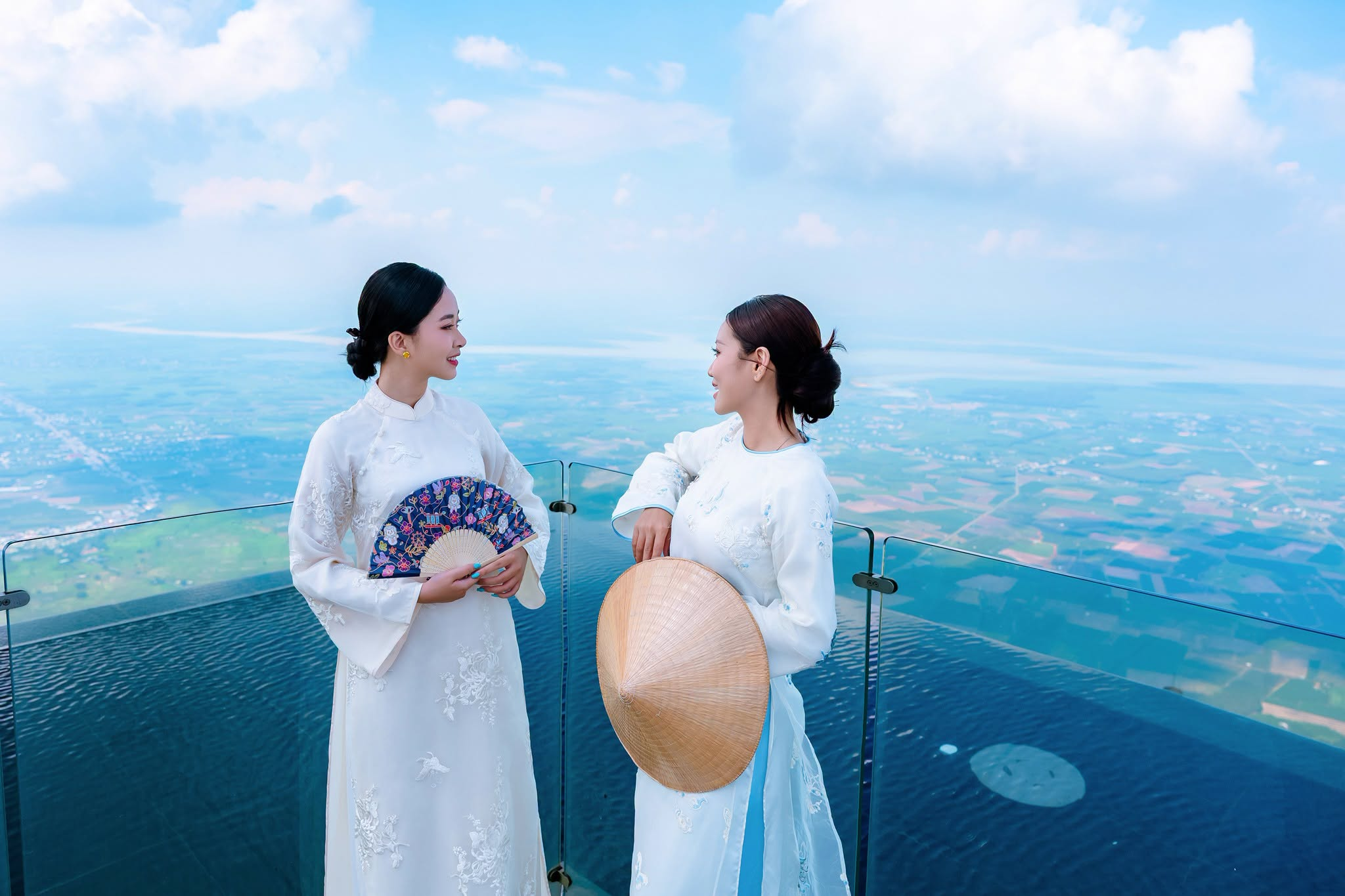 Du khách check-in cùng biển mây trên đỉnh núi Bà Đen