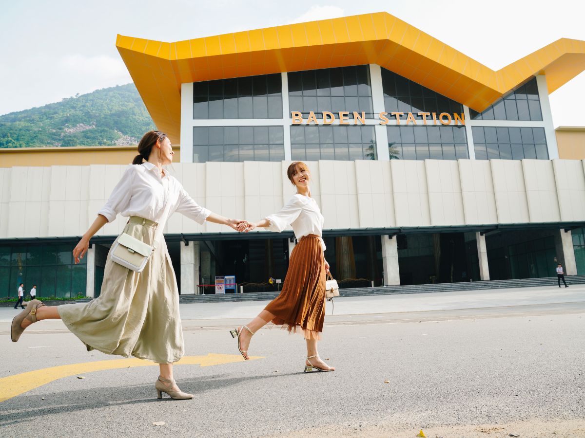 Check-in nhà ga cáp treo dưới chân núi Bà Đen.