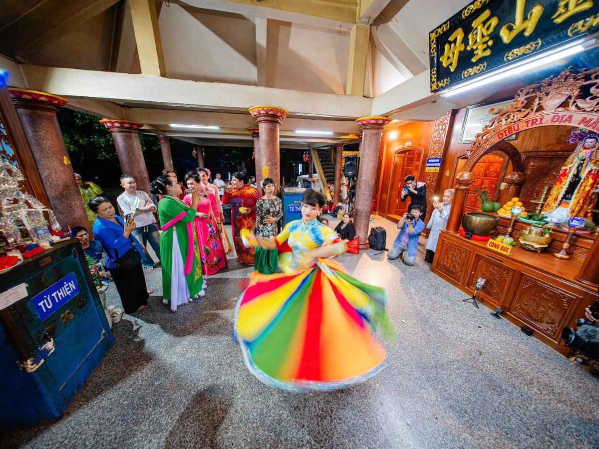 Tiết mục múa lễ trong Điện Bà Linh Sơn Thánh Mẫu