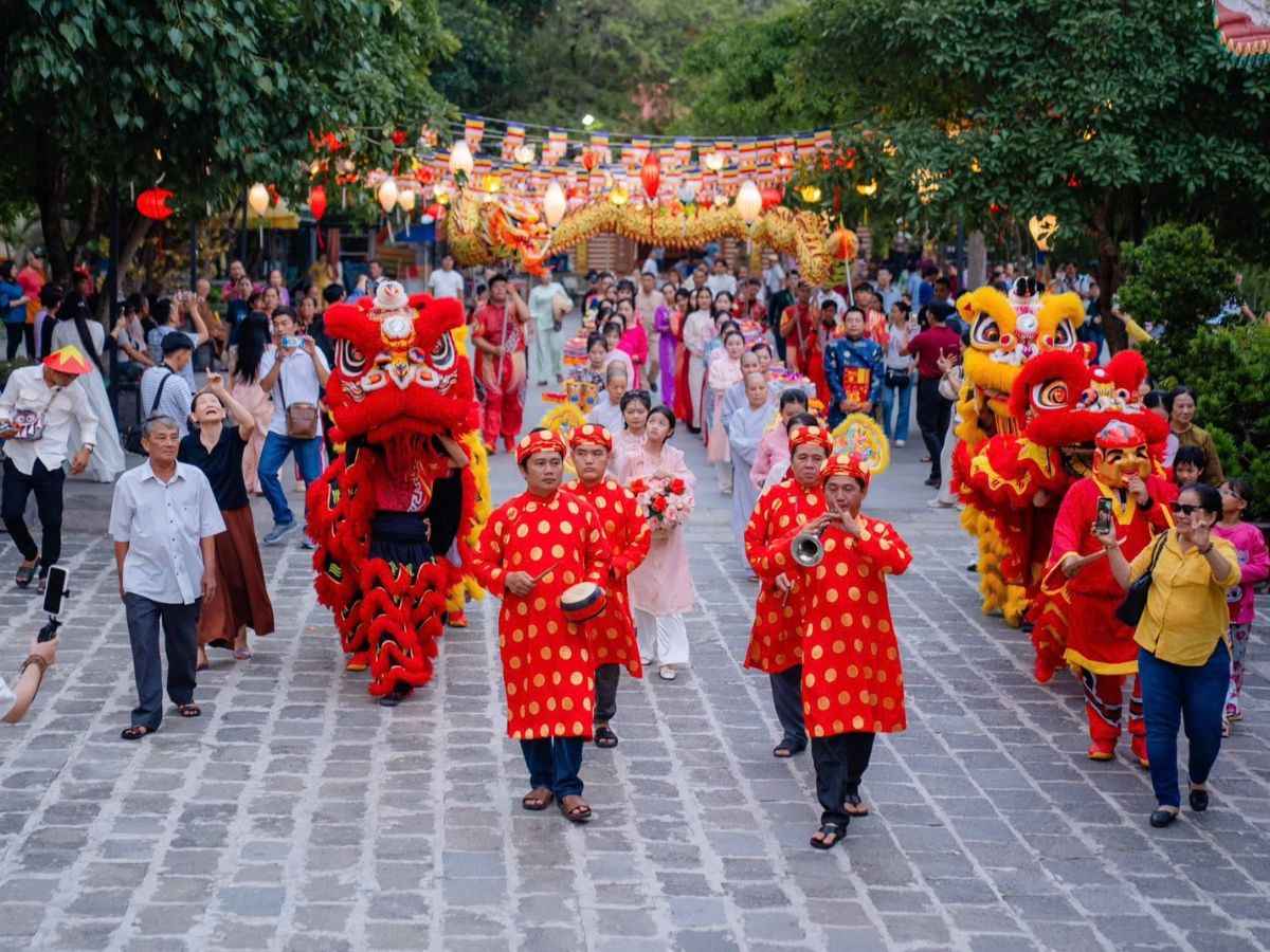 Đoàn rước lân trong không khí lễ hội tại Điện Bà Núi Bà Đen.