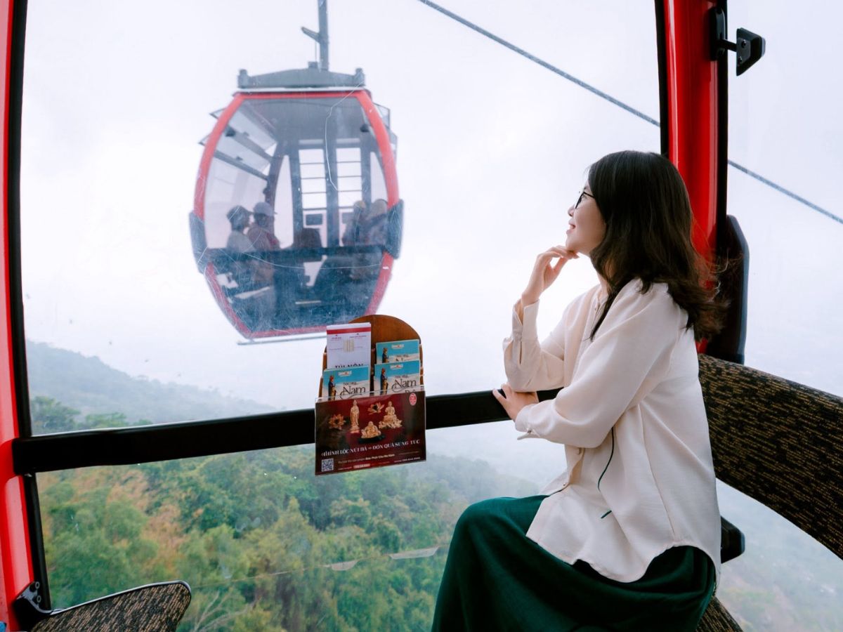 Trải nghiệm ngắm cảnh Núi Bà Đen từ cabin cáp treo giữa mây trời.