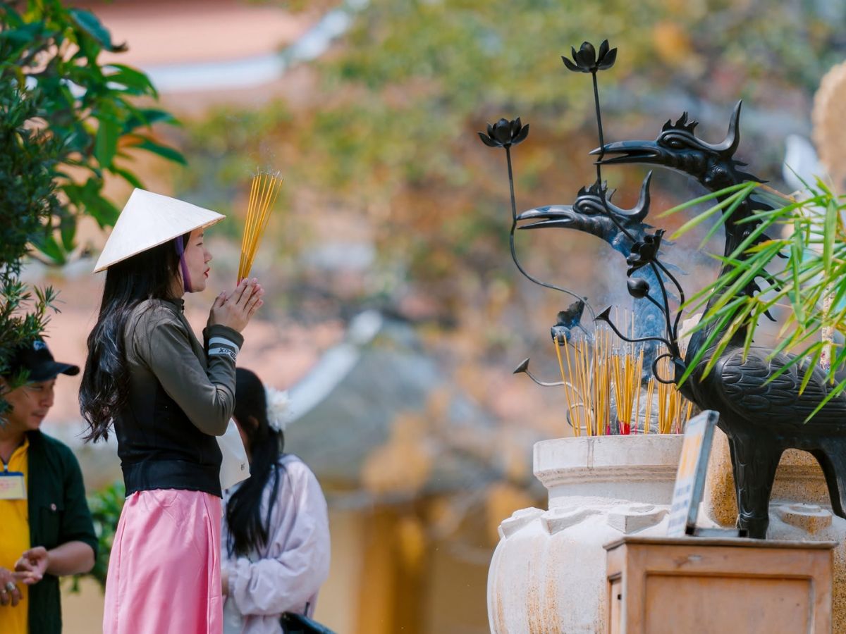 Du khách dâng hương cầu bình an tại Điện Bà Linh Sơn Thánh Mẫu.
