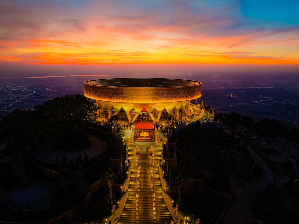 Check-in các công trình biểu tượng về đêm.