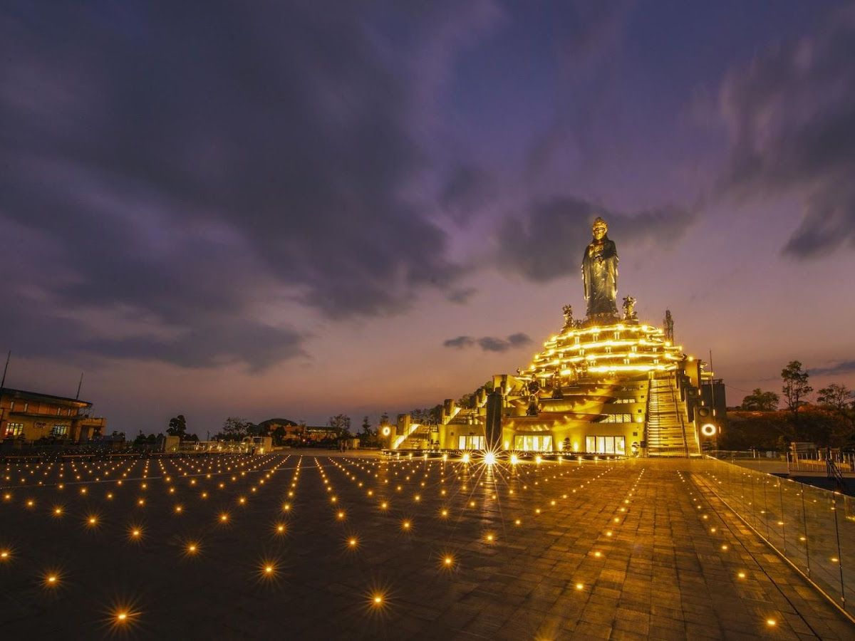Núi Bà Đen có mở cửa vào ban đêm đến 20:00 hoặc 21:00 tùy ngày trong tuần.