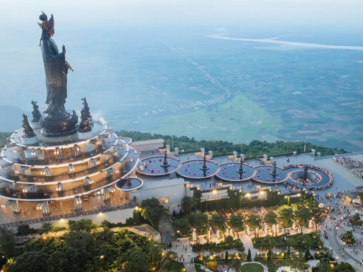 Tượng Phật Bà Tây Bổ Đà Sơn giữa quần thể tâm linh Núi Bà Đen