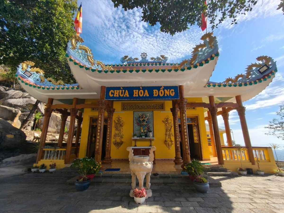 Chùa Hòa Đồng biệt lập giữa sườn núi Bà Đen xanh mát, yên bình.
