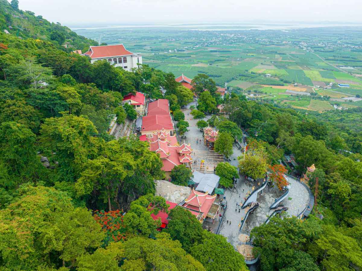 Toàn cảnh hệ thống chùa cổ trên sườn Núi Bà Đen từ trên cao.