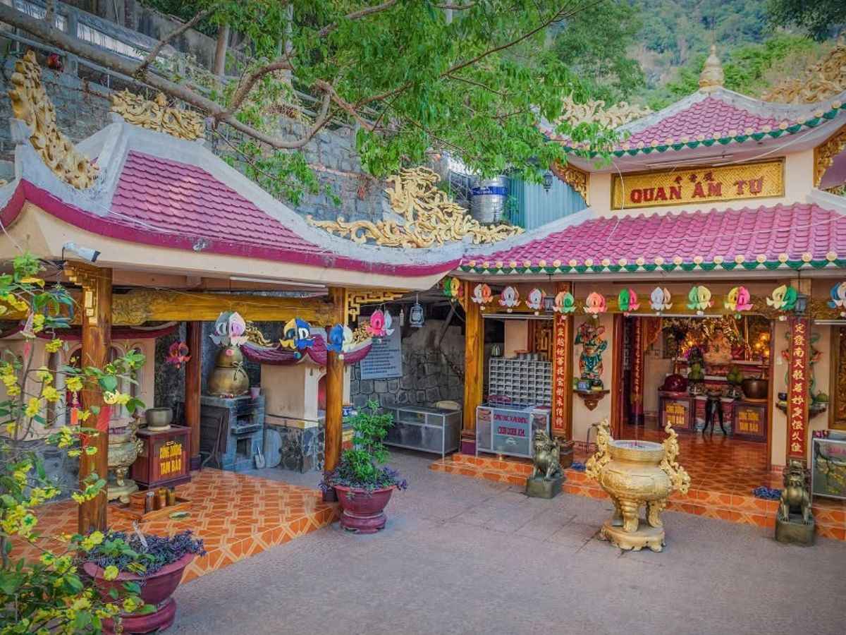 Chùa Quan Âm gần động Ba Cô với mái cong bên sườn núi Bà Đen