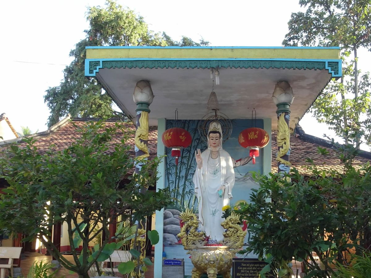 Tượng Quan Âm trong khuôn viên chùa Phước Lưu cổ kính ở Trảng Bàng.