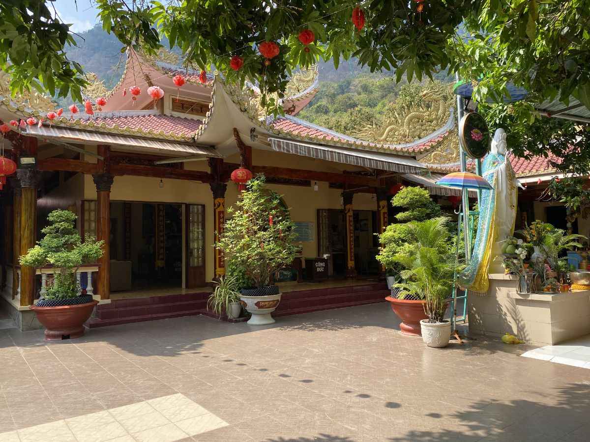 Sân chùa Mới Long Châu Phước Trung dưới tán cây xanh mát.