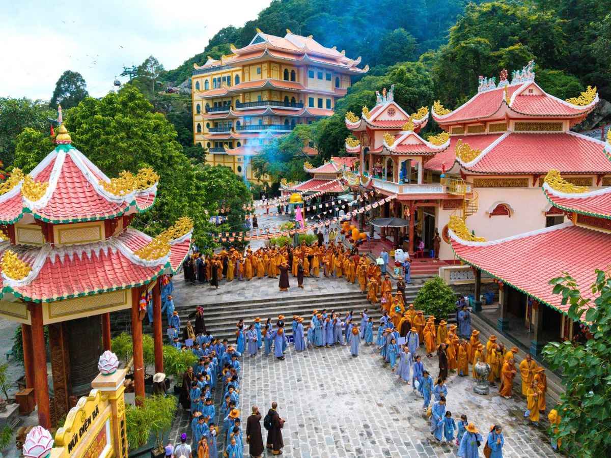 Tăng ni và Phật tử hành lễ trong quần thể chùa trên Núi Bà Đen.