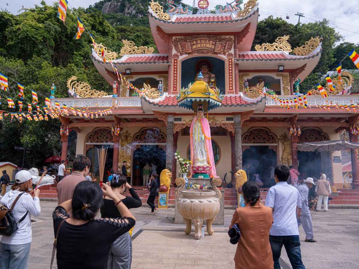 Du khách chiêm bái Linh Sơn Tiên Thạch Tự trên Núi Bà Đen
