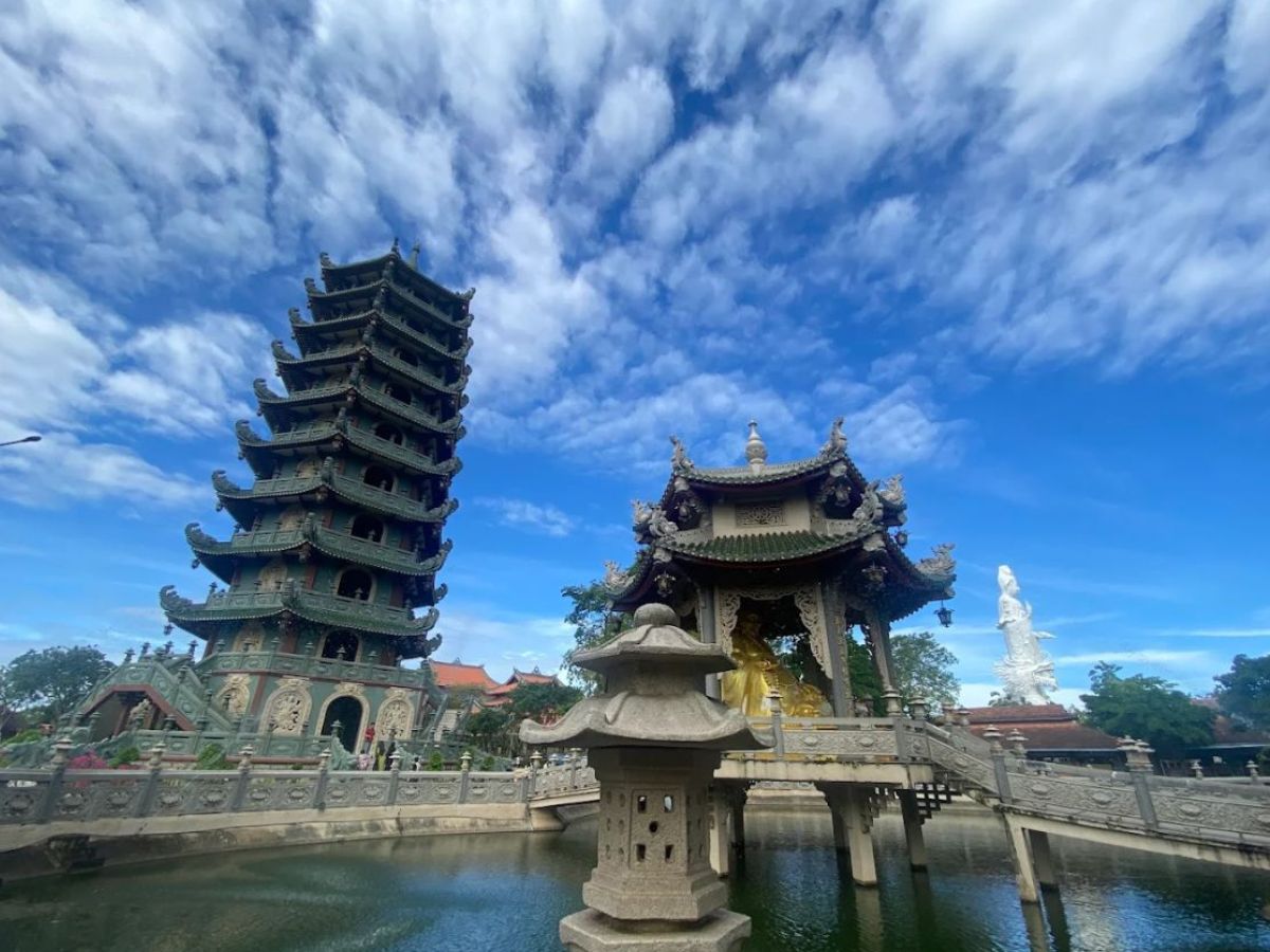 Tháp chùa Gò Kén và hồ nước trong khuôn viên cổ tự Tây Ninh.