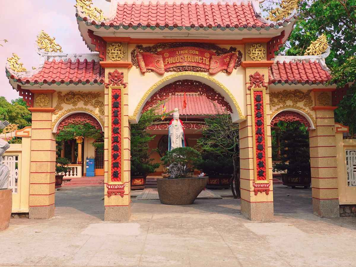 Cổng Linh Sơn Phước Trung Tự trong khuôn viên xanh dưới chân núi