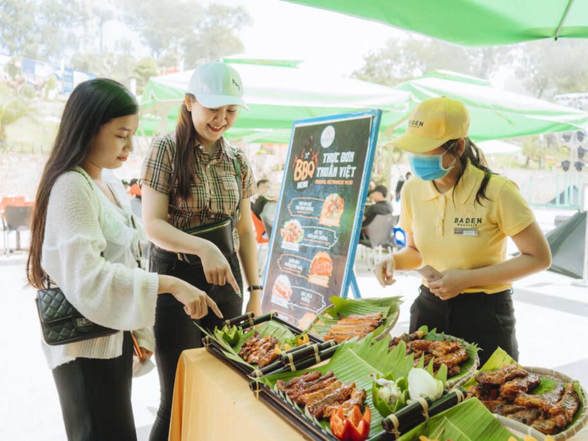 Bữa trưa là thời điểm lý tưởng để thưởng thức ẩm thực và nạp năng lượng.