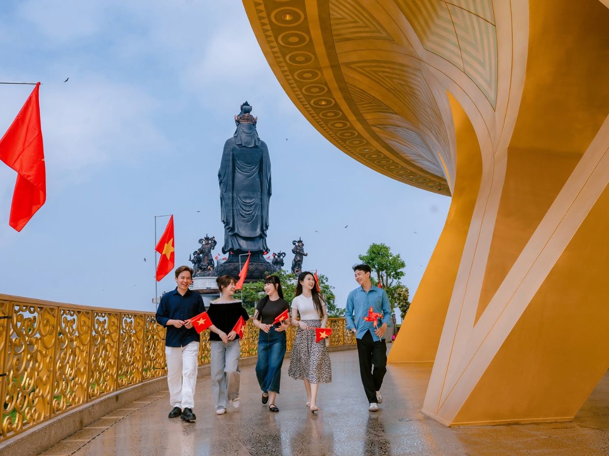 Du khách chủ động đặt vé để hành trình thuận lợi