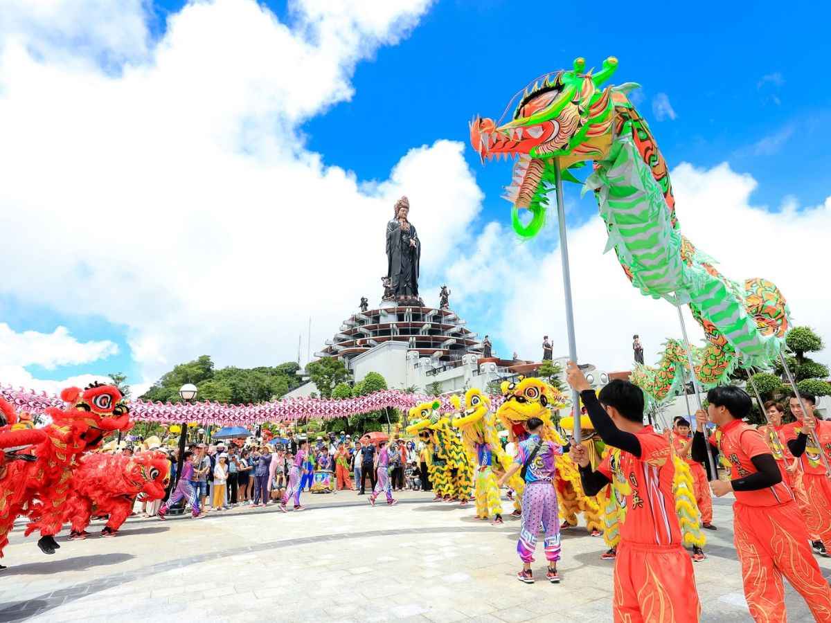 Không khí lễ hội sôi động trên đỉnh Núi Bà Đen trong hành trình tham quan dài ngày.