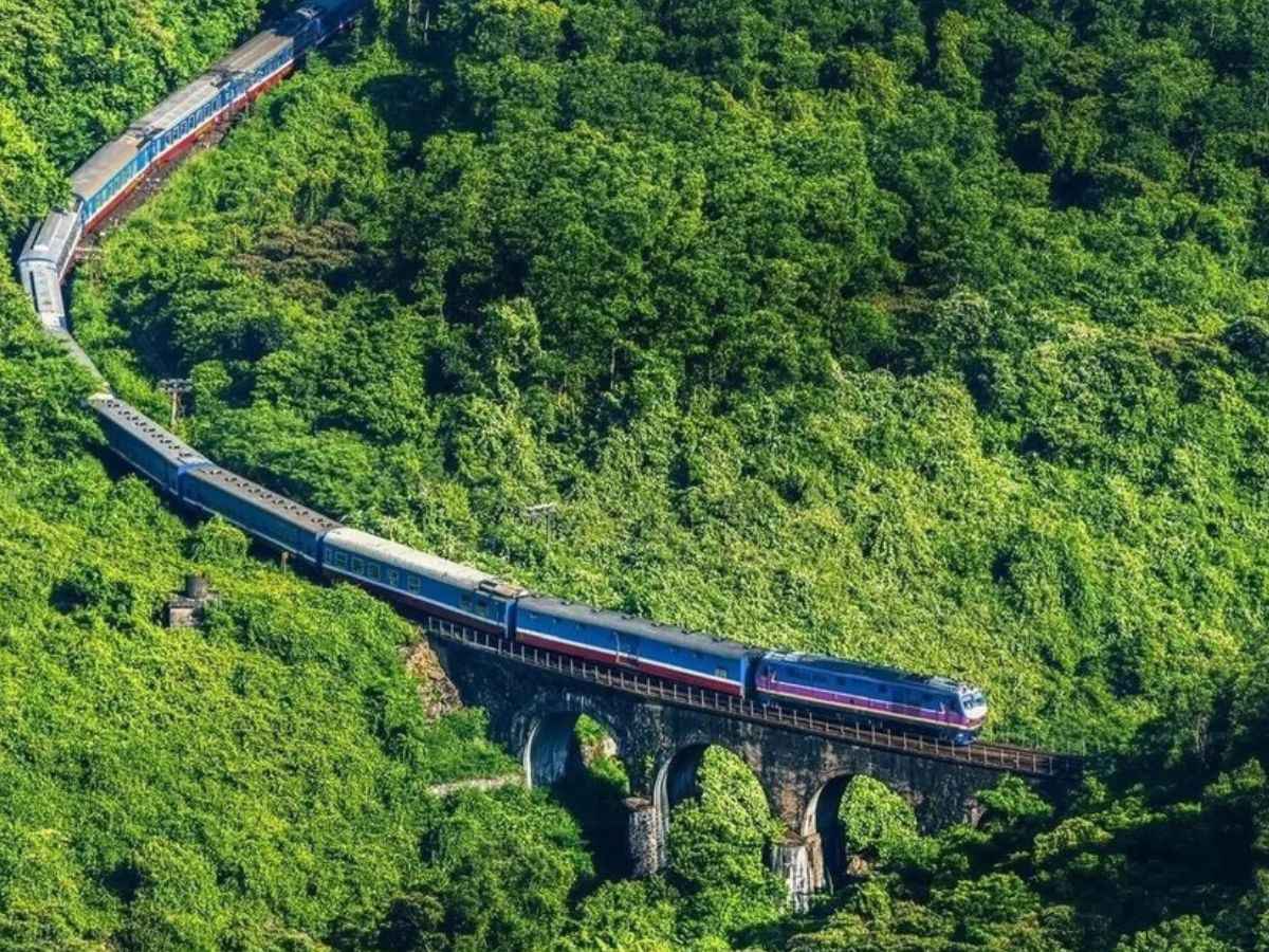 Tàu hỏa mang đến hành trình chậm rãi phù hợp với chuyến đi dài ngày từ Hà Nội.